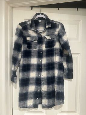 Old Navy Navy and White Plaid Longline Button-Up Shirt